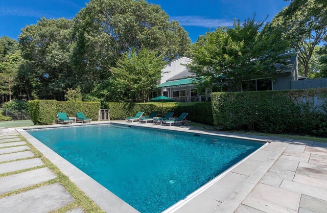 Tranquilidad en Southampton con piscina climatizada, cancha de tenis privada, ����rboles maduros y exuberantes jardines