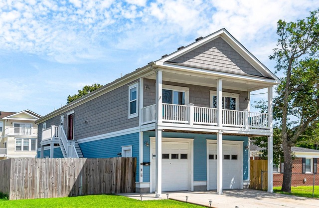 Minutes to the Beach! 3 BR 2 BA Huge Home- Fenced Yard- Dogs OK!