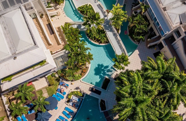 Minutes to the Dover Beach! FREE Parking, Onsite Pool, Garden!