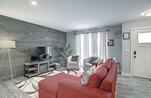 Minutes to the Lake. Entire townhome for the family and pet!
