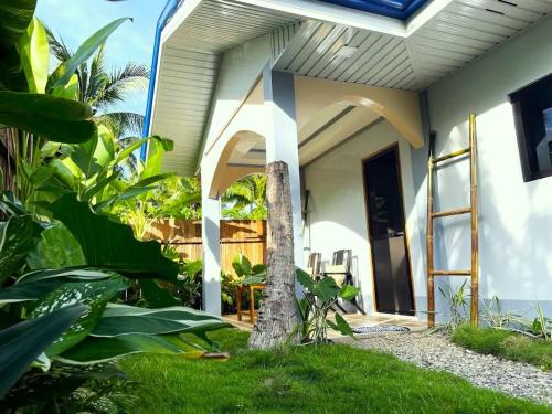 Miraflores - Seaside Villa with private Garden in Siargao