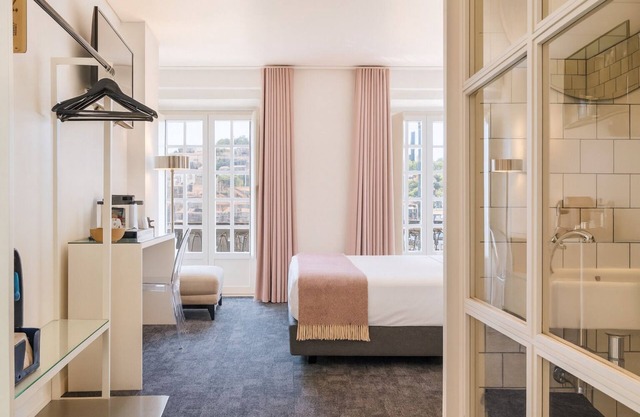 Miragaia Riverside Suites.