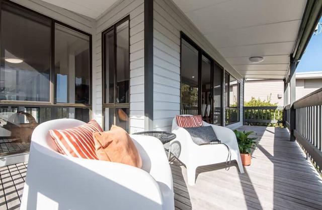 Miramar Hideaway - Water Views and a Short Walk to the Beach