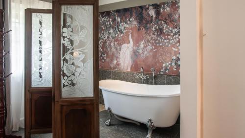 MiraNamin Nest LANTANA SUITE in Unique Historic Home with Garden Access, Rooftop, Bathtub, Private Kitchen