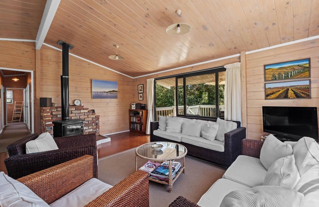 Miro Beach House at Palm Beach - Miro Cottage is a quintessential kiwi bach right next the white sands and lapping waves of picturesque palm beach. Accommodating up to 6 guests, with three bedrooms a good-sized family bathroom and open plan living ar