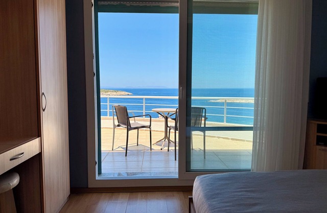 Miromara Hotel Pool Bar Karaburun