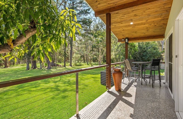 Mirror Bay - 6 bedroom holiday home with water view