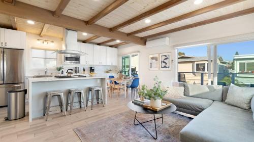 Mission Point 2 by AvantStay Mission Beach Home w Large Balcony Steps to Beach