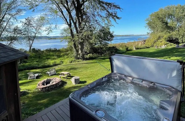 Mississippi River Home / HOT TUB / Sleeps 8
