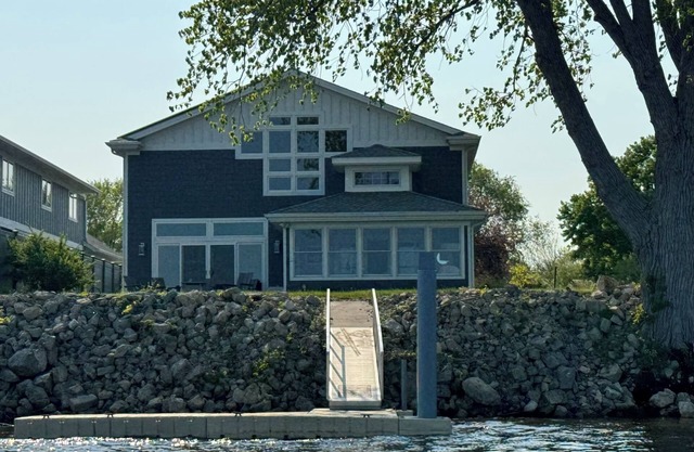 Mississippi waterfront vacation home that welcomes dogs! Private dock for boats
