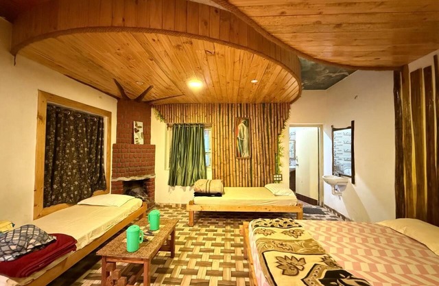 Misty 7-Bedroom Hill Retreat in Kodaikanal–Perfect for groups & Artists