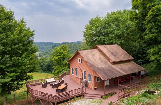 Misty Mornings Escape - Near Boone, great views, hot tub, pets welcome!