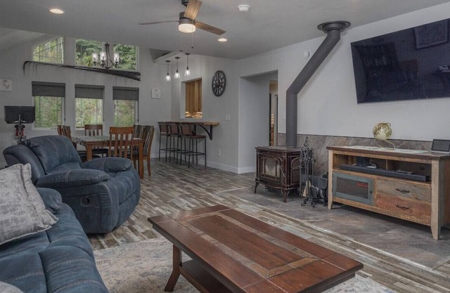 Misty Mountain Luxury Home W/ Heated Garage
