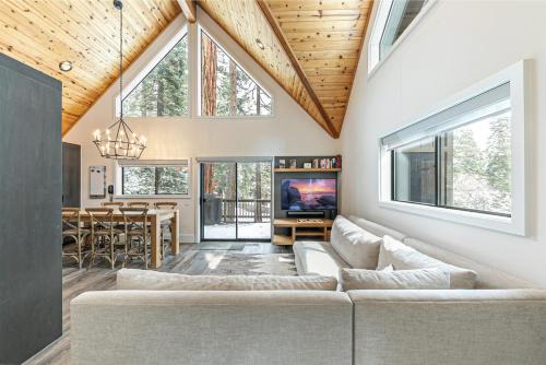 Misty Pines by Tahoe Getaways at Tahoe Park - Newly Remodeled Pet Friendly 3 BR w Private Beach HOA