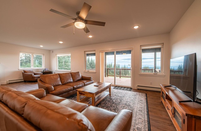 Misty Ridge ·Modern Home with mountain views, managed by Baycrest Lodge