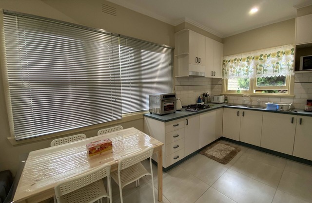 Mitcham train station 2 bedrooms unit