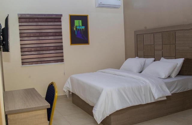 MITOS LUXURY SUITES (BODE THOMAS)