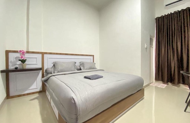 MJ Guest House Pusat Kota Malili Mitra RedDoorz