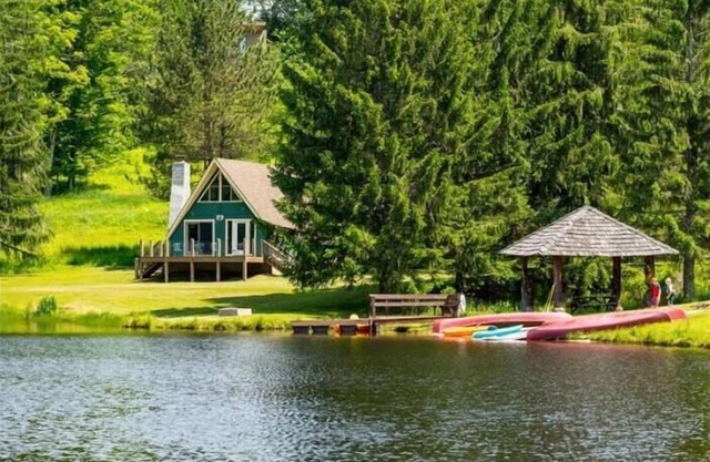 Adorable Lakefront Chalet
