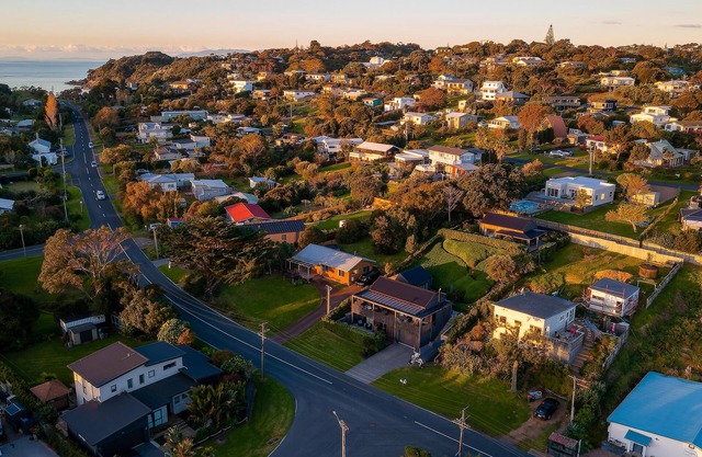 Moa Cottage - in Oneroa Village - Welcome to Moa Cottage, your tranquil holiday retreat. This affordable home features 3 cozy bedrooms, amenities, and sleeps 6 guests. With close proximity to beaches and Oneroa village, it's the perfect destination f