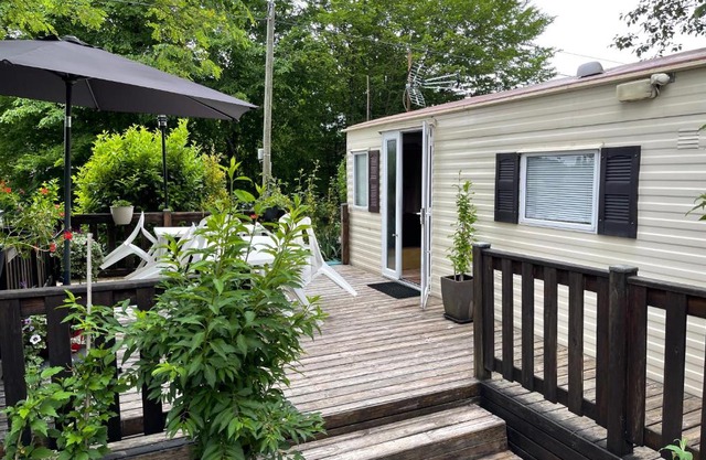 Mobil-home climatisé pour 6 personnes au maximum, avec 3 chambres et une grande terrasse, entièrement et totalement équipé mais sans WIFI, avec les draps compris mais Piscine et Restaurant non garantis à compter de septembre
