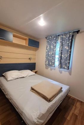 Mobil-home V 3 chambres, climatisé, cuisine équipée, TV & Wi-Fi