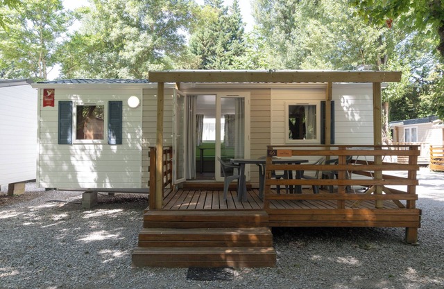 Mobil-home 'Confort A - 1-5 Pers.' con piscina compartida, terraza privada y jardín común