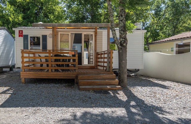 Mobil-home 'Confort B - 1-5 Personas' con piscina compartida, terraza privada y jardín común