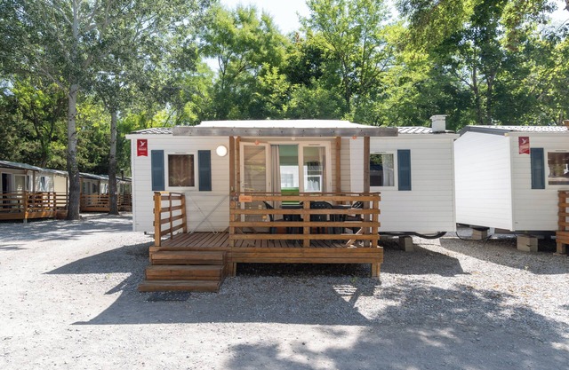 Mobil-home 'Confort D - 1-5 Pers.' con piscina compartida, terraza privada y jardín común