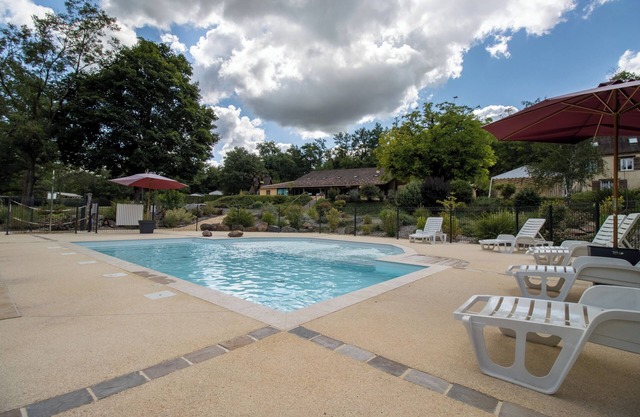 Mobil Home 'La Truffière' con piscina compartida, terraza privada y jardín privado