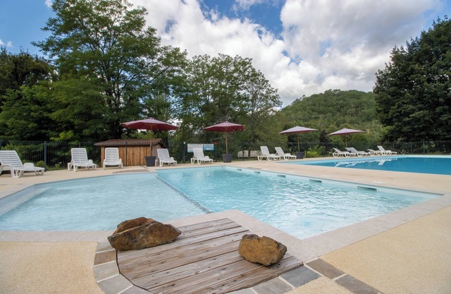 Mobil Home 'Le Chene' con piscina compartida, terraza privada y jardín privado
