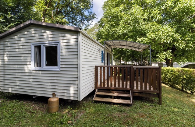 Mobile Home 'Le Chene' with Shared Pool, Private Terrace and Private Garden