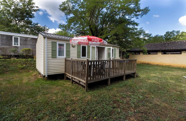 Mobil Home 'Le Noyer' con piscina compartida, terraza privada y jardín privado