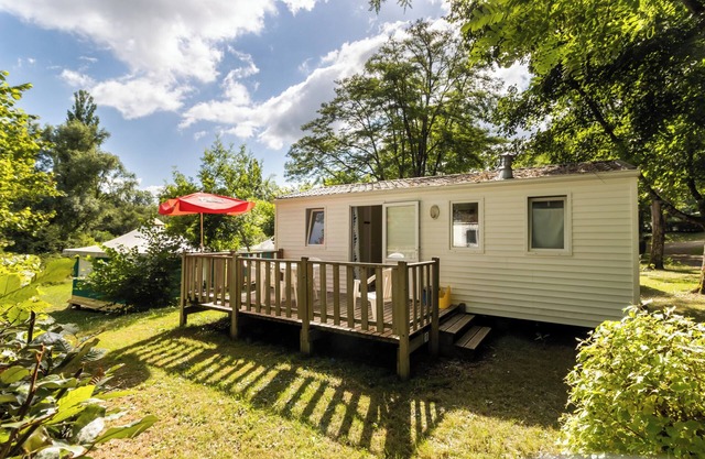 Mobil Home 'Le Tilleul' con piscina compartida, terraza privada y jardín privado