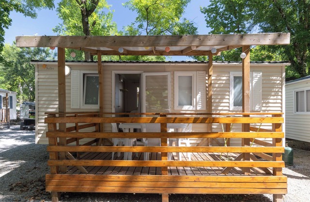 Casa móvil 'Mobil-home C - 1-4 pers' con piscina compartida, terraza privada y jardín compartido