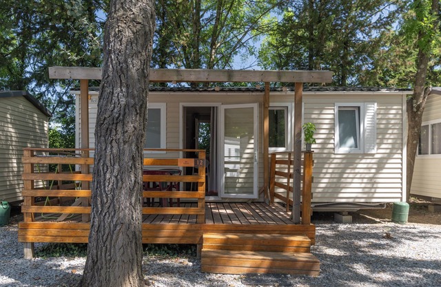 Mobil-home 'Mobil-home B - 1-4 Pers' con piscina compartida, terraza privada y jardín común