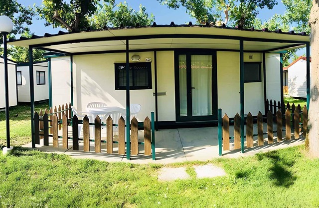 Casa vacacional en camping en el bosque de pinos