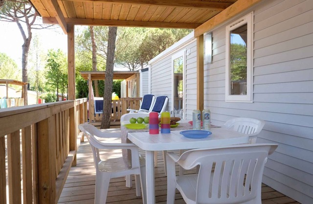 Casa vacacional con terraza de madera a medio imaginar