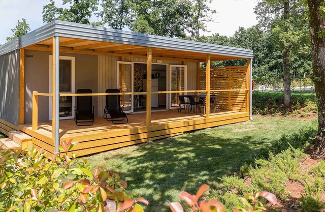 Casa vacacional con terraza junto a la piscina