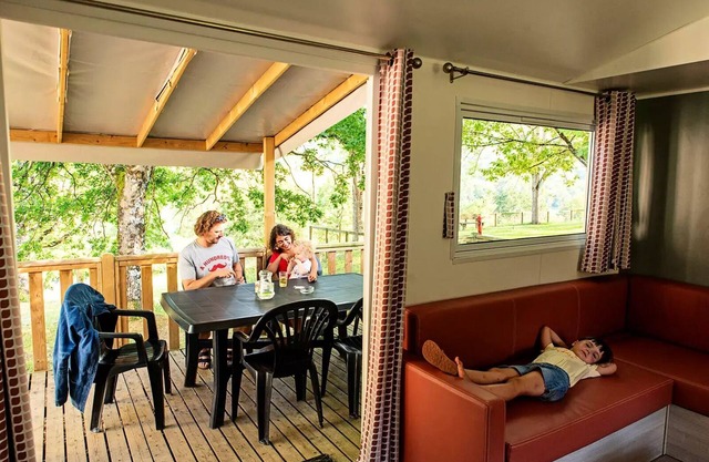 Mobilheim Comfort PMR 29m2 (2Schlafzimmer) + LV + TV + halb überdachte Terrasse 6m2 4 Personen. 6 Personen