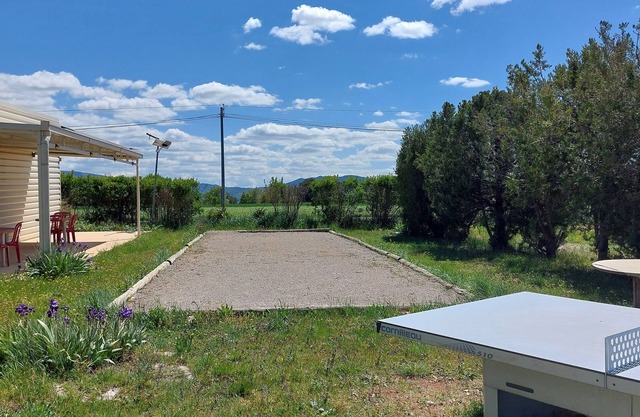 Mobilhome in a 3-star campsite, with swimming pool and children's play area.