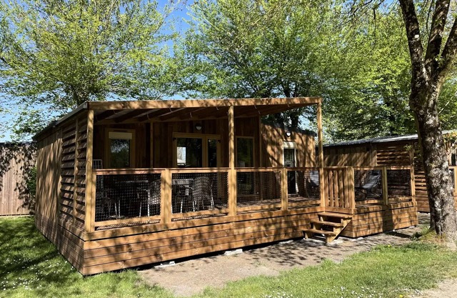 Mobilhome Premium 56 m2 (3 Schlafzimmer) inklusive halb überdachte Terrasse geschlossen + Clim + TV + LV + Plancha 6 Personen
