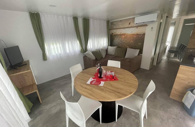 Mobilhome with 2 bedrooms and a terrace with private whirlpool
