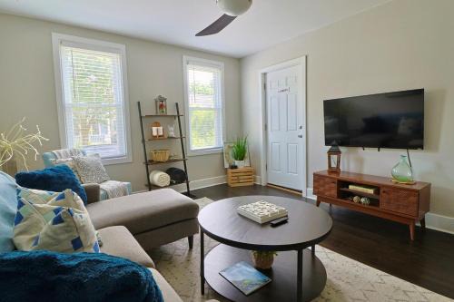 Mod Abode 2 bdrm Highland UofR Downtown