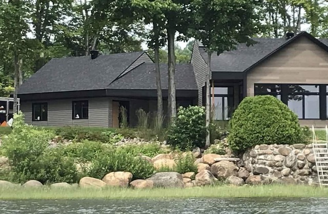 Modern and contemporary house on the banks of the Saint Laurent