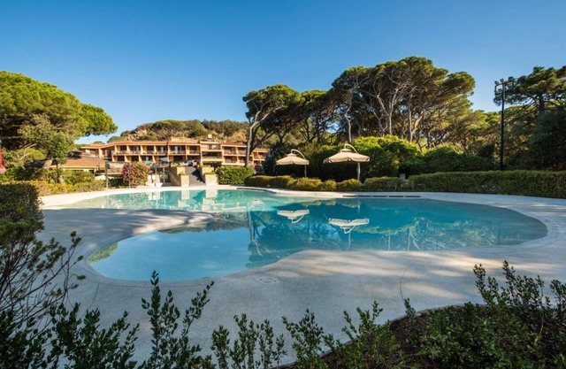 Estudio moderno con piscina gemeinschaftlichen