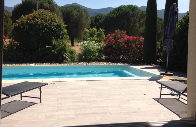 villa moderna cerca del mar, frente al macizo de Albères, cerca de España