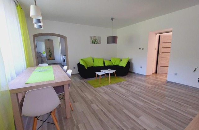 Moderní klidný apartmán v přírodě, s parkováním.