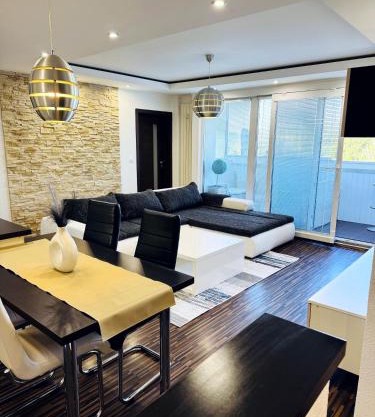 Moderný 2-spálňový apartmán Twins White s balkónom