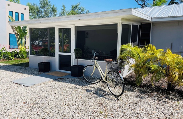 Modern 1/1 Bungalow Apt in Laurel Park, Walk to Downtown, Bay & Beaches